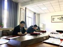 beat365官方网站领导为获奖学生写喜报